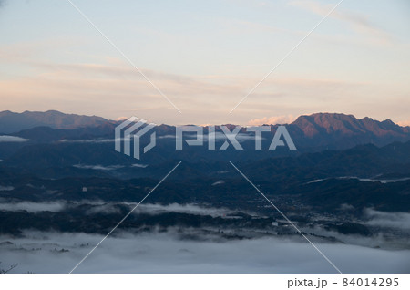 秩父美の山から見る両神山と雲海 84014295