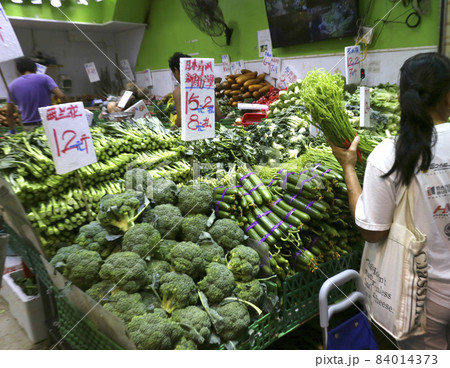 香港の市場の野菜。中国野菜と西洋野菜が混在して売られている 香港の市場の野菜。中国野菜と西洋野菜が混在して売られている 84014373