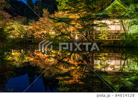 大分県の宝生寺に紅葉のライトアップが美しい 84014528