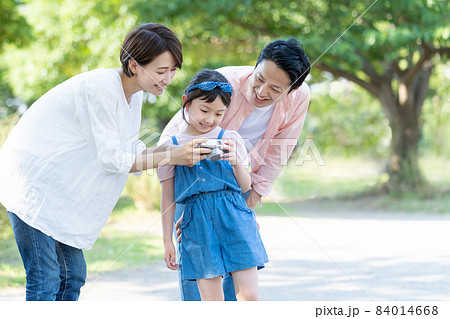 家族 カメラ 親子 ファミリーイメージ 家族 カメラ 親子 ファミリーイメージ 84014668