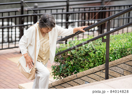 膝痛　シニア女性　屋外　階段 84014828