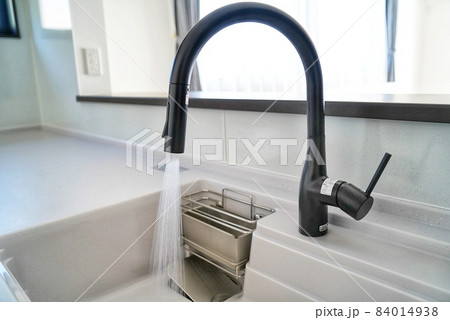 キッチンで水道の蛇口全開 キッチンで水道の蛇口全開 84014938