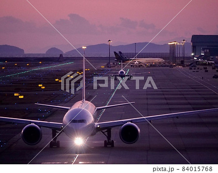 関西空港・滑走路・夕景 84015768