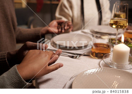 Young African man holding his wife and daughter by hands 84015838