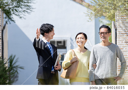 商談するミドル夫婦とビジネスマン 84016035