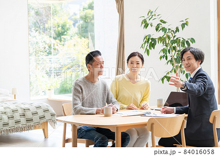商談するミドル夫婦とビジネスマン 84016058