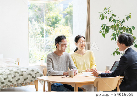 商談するミドル夫婦とビジネスマン 84016059