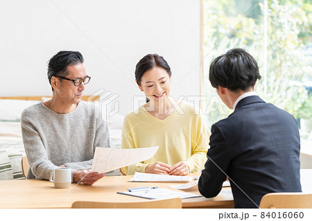 商談するミドル夫婦とビジネスマン 商談するミドル夫婦とビジネスマン 84016060