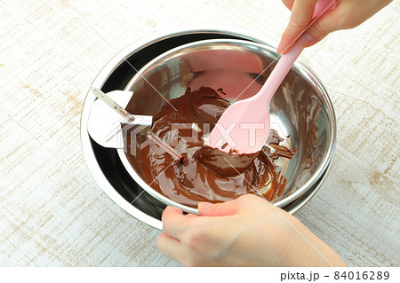 チョコレートのテンパリング 84016289