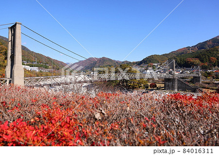 秋の桃介橋（ももすけばし）景観 84016311