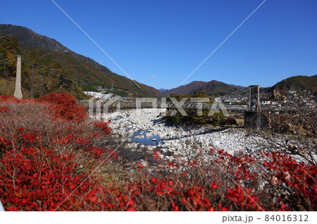 秋の桃介橋（ももすけばし）景観 84016312