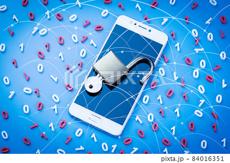 スマートフォンと鍵のデジタルイメージ 84016351