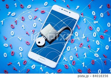 スマートフォンと鍵のデジタルイメージ 84016356