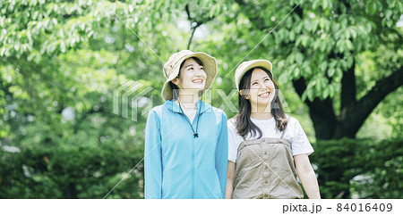 トレッキング・登山する女性たち 84016409