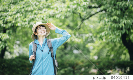 トレッキング・登山する女性(笑顔) トレッキング・登山する女性(笑顔) 84016412