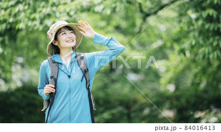 トレッキング・登山する女性（笑顔） 84016413