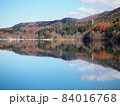 青木湖の水鏡 84016768