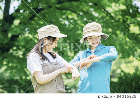 山で虫に刺される女性たち 山で虫に刺される女性たち 84016829