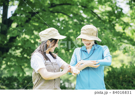 山で虫に刺されなかった女性たち（笑顔） 84016831