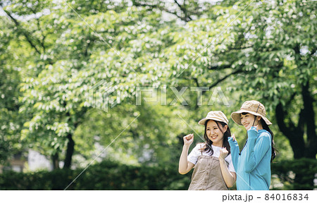 トレッキング・登山する女性たち(ガッツポーズ) トレッキング・登山する女性たち(ガッツポーズ) 84016834