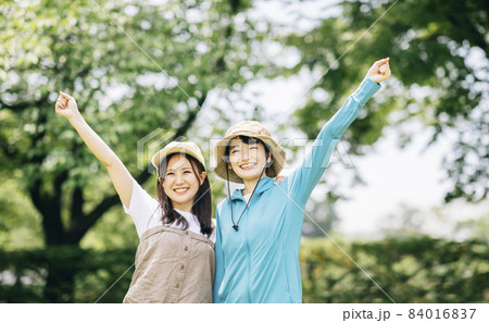 トレッキング・登山する女性たち(ガッツポーズ) トレッキング・登山する女性たち(ガッツポーズ) 84016837