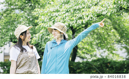 トレッキング・登山する女性たち 84016838