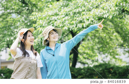 トレッキング・登山する女性たち 84016839