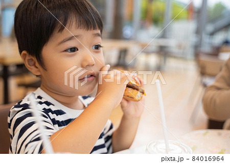フードコートでハンバーガーを食べる4歳男児 84016964
