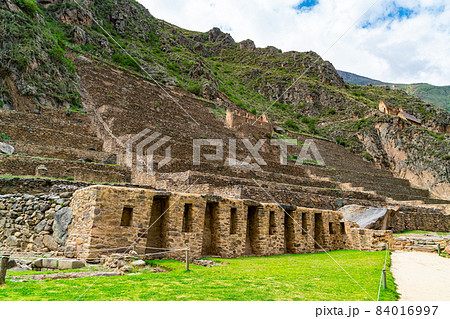 View of mountain and the archaeological complex of Inca ruin at Ollantaytambo. 84016997