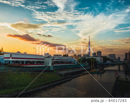 江東区からスカイツリー方面の夕焼けを臨む 84017283