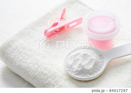 洗濯洗剤と柔軟剤 洗たくのイメージ素材 洗濯洗剤と柔軟剤 洗たくのイメージ素材 84017297