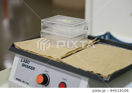 ラボシェイカーでの振盪 ラボシェイカーでの振盪 84018106