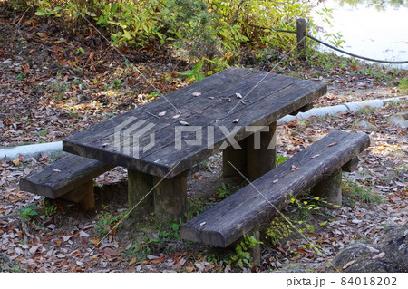 公園の木製のテーブルとベンチ 84018202