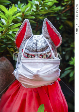 マスクを付けたまねき稲荷の狐像 84019520