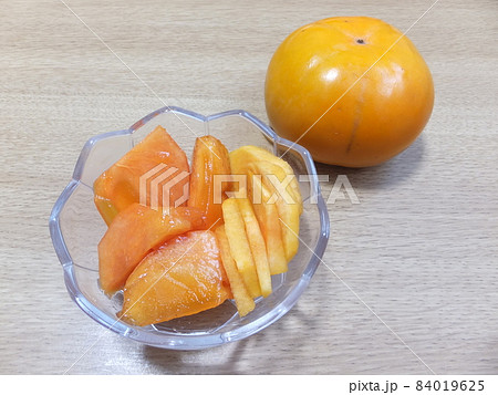 熟した柿はくし形に、硬い柿は食べやすいように薄切りに♪ 84019625