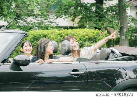 ドライブする女性たち(3人) ドライブする女性たち(3人) 84019872