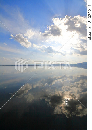 秋の穏やかな天気の日、鏡のような水面に映った空（中海・干陸予定だった旧本庄工区） 84020011