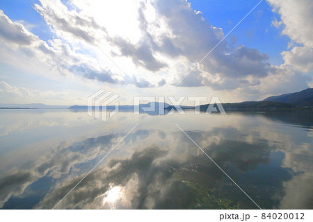 秋の穏やかな天気の日、鏡のような水面に映った空(中海・干陸予定だった旧本庄工区) 秋の穏やかな天気の日、鏡のような水面に映った空(中海・干陸予定だった旧本庄工区) 84020012