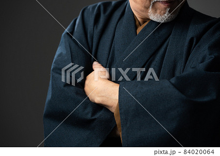 シニア男性　着物　手元 84020064