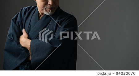 シニア男性　着物　手元 84020070