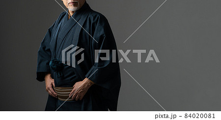 シニア男性　着物　手元 84020081