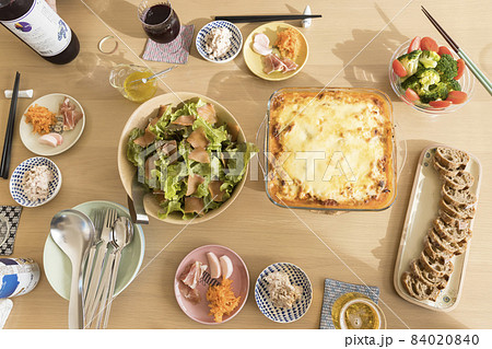 食卓に並んだ料理イメージ 84020840