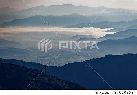 苗場山　神楽ノ峰の登りから見る朝霧の魚沼平野と守門岳の山並み 84020858