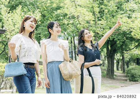 旅行する女性たち 84020892