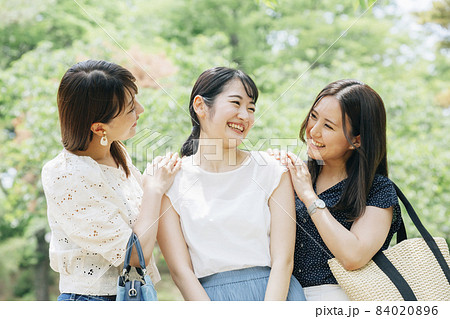 旅行する女性たち 84020896