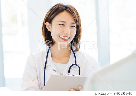 診察をする女性医師 84020946