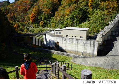 秋の早池峰ダムからの風景 84020970