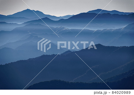 苗場山・神楽ノ峰から見る朝もやの尾瀬・至仏山・燧ヶ岳の眺め 84020989