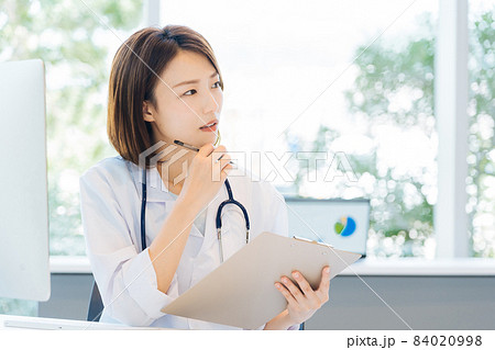 診察をする女性医師 診察をする女性医師 84020998