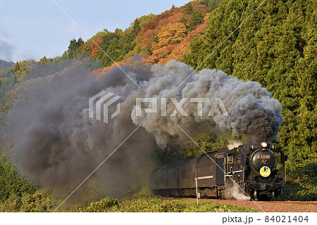 SLやまぐち号　JR山口線　撮影名所　本門前踏切　紅葉映える　津和野を出発 84021404